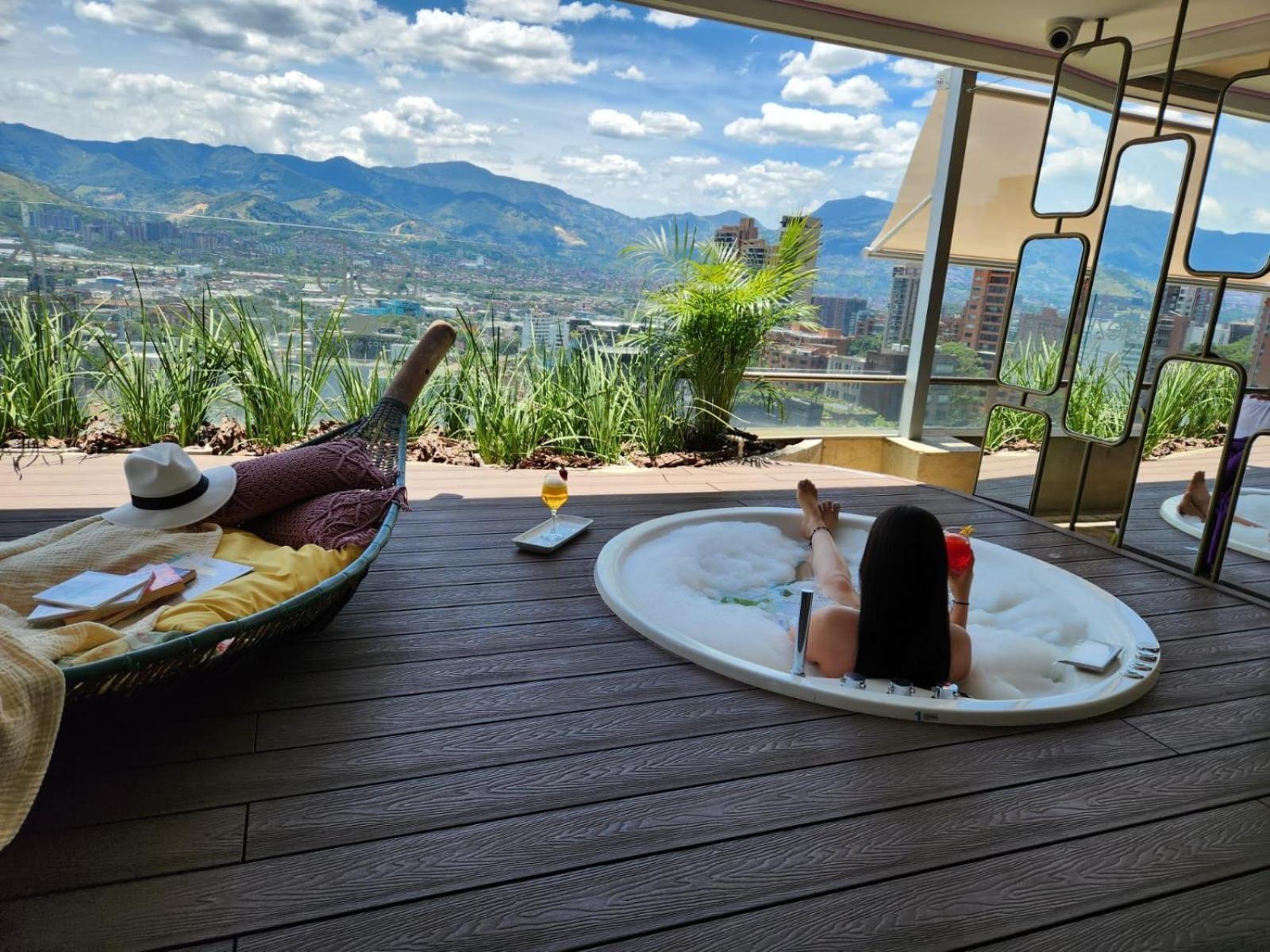 Diez Hotel Categoria Colombia Medellin Bagian luar foto